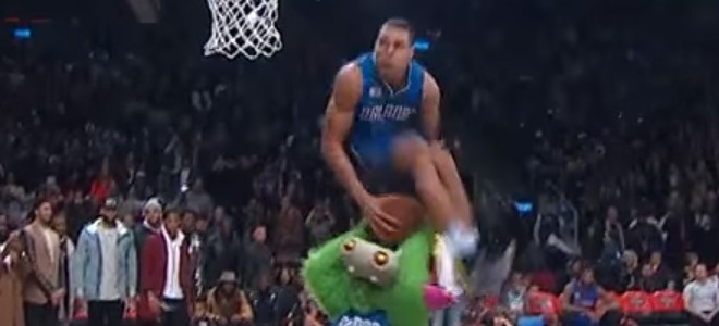 Le dunk d’Aaron Gordon par-dessus une mascotte