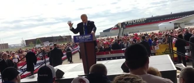 Grosseur frayeur de Donald Trump pendant un meeting